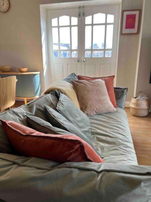 Peaceful Bright City Hide Away With Parking Apartamento Londres