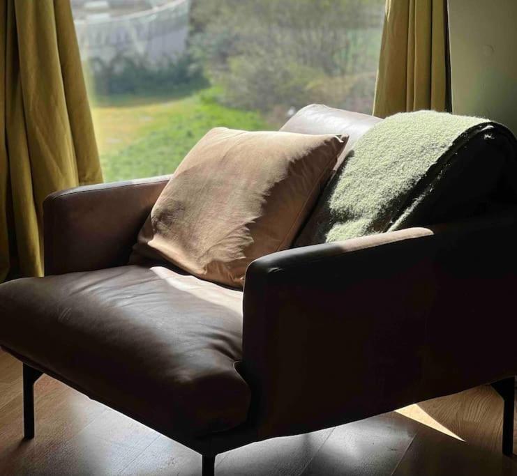 Peaceful Bright City Hide Away With Parking Apartamento Londres