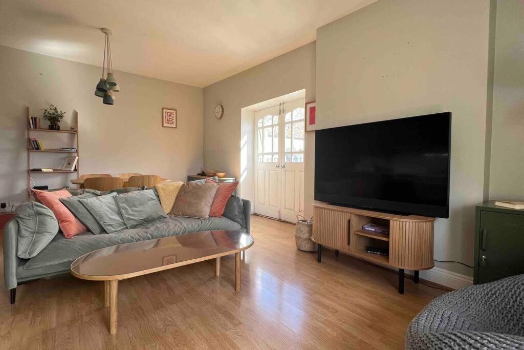 Peaceful Bright City Hide Away With Parking Apartamento Londres